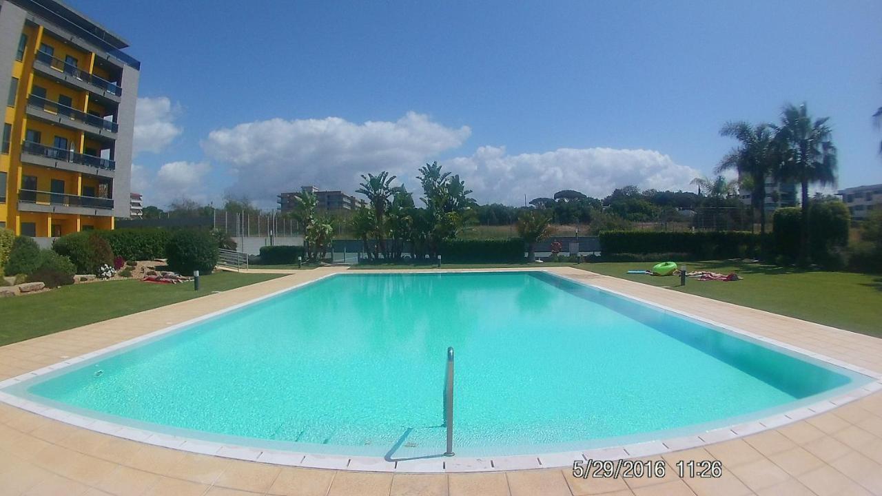 Apartamento Frente Ao Mar Com Piscina De Agua Salgada Quarteira Kültér fotó